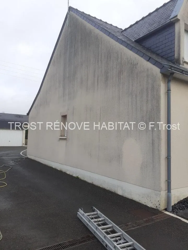 Avant : Nettoyage d'une façade à Andard – Loire Authion