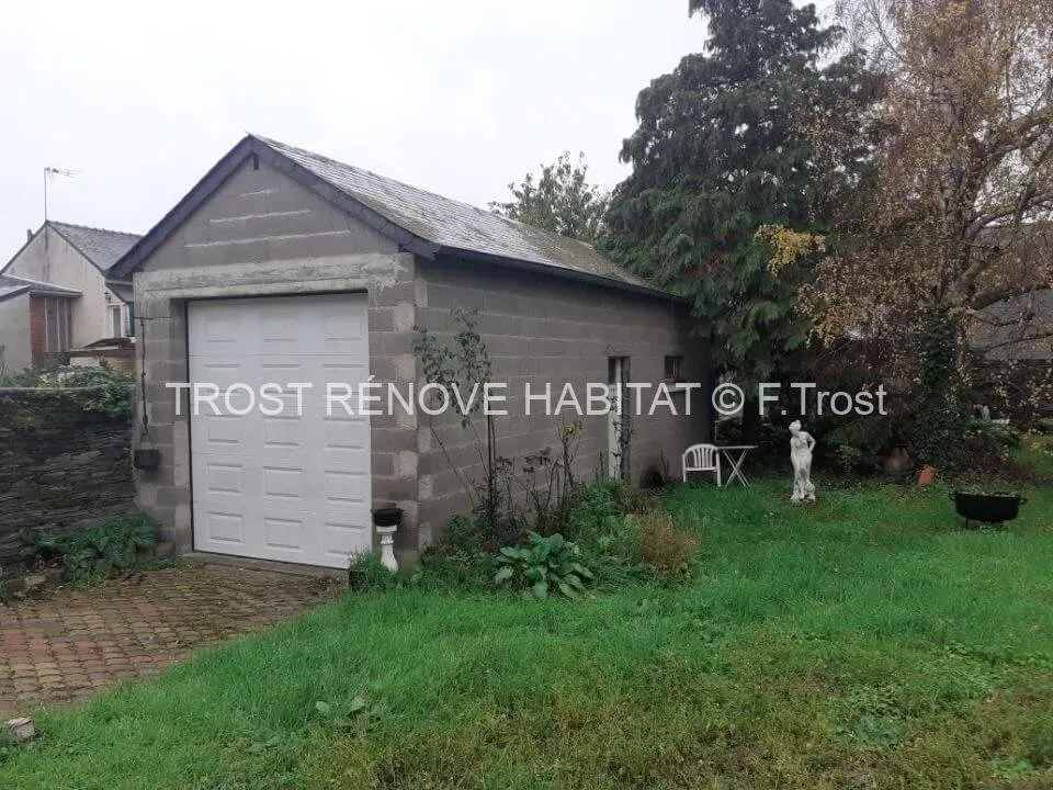 Avant : Ravalement d'une façade d'un garage à Trélazé