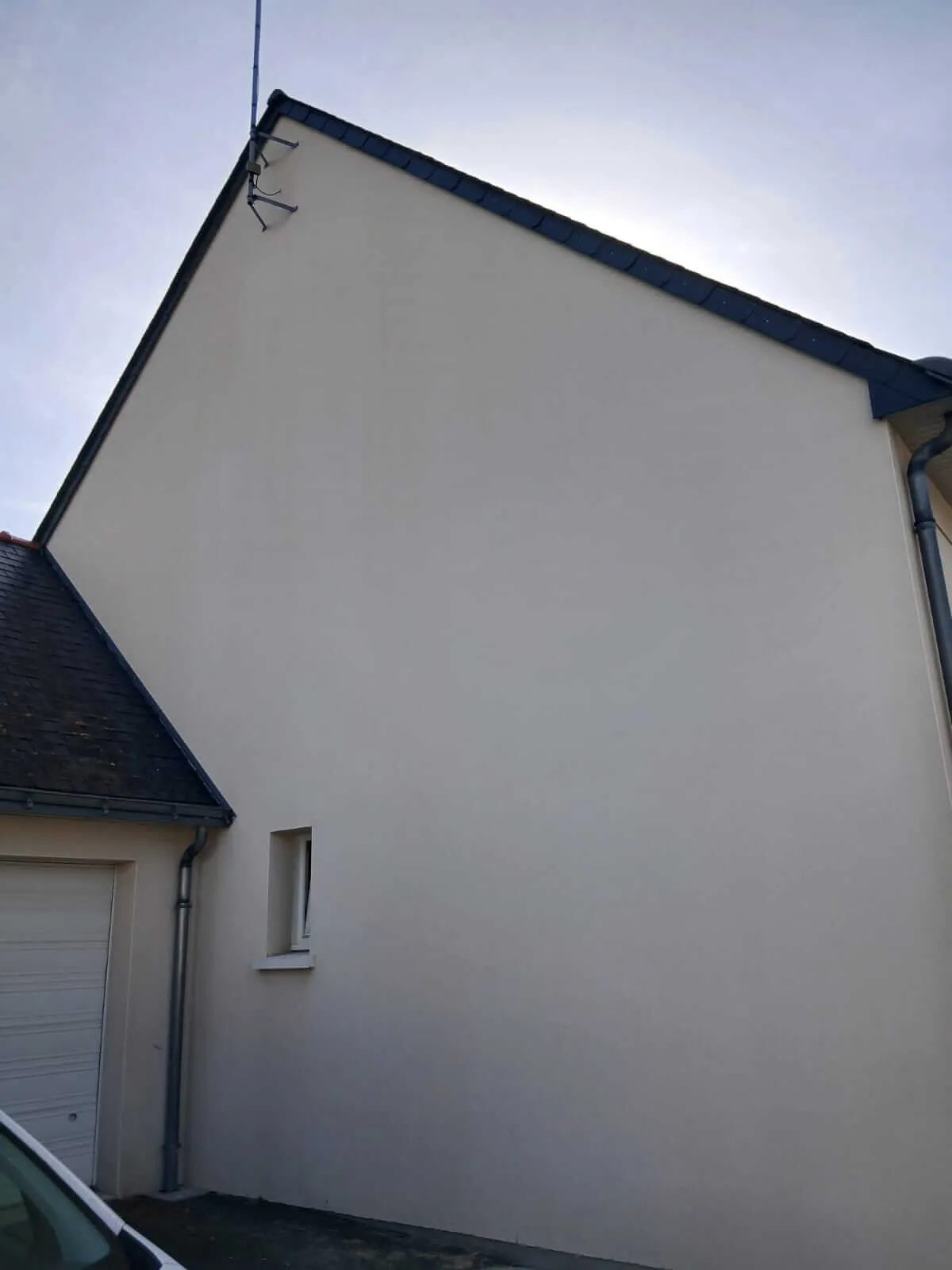 Application d'anti mousse sur une façade à Trélazé