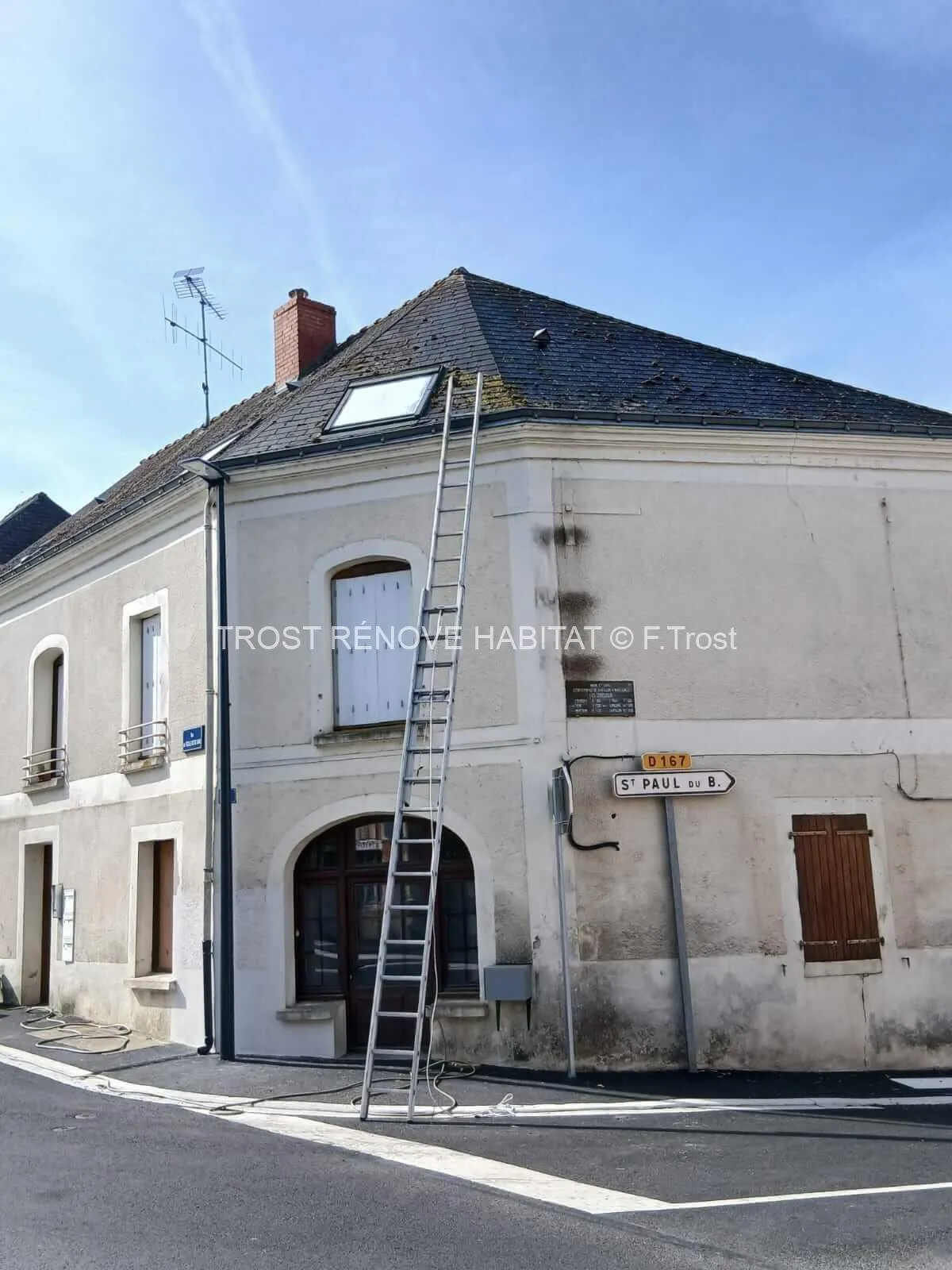 Démoussage d'une toiture à Lys-Haut-Layon