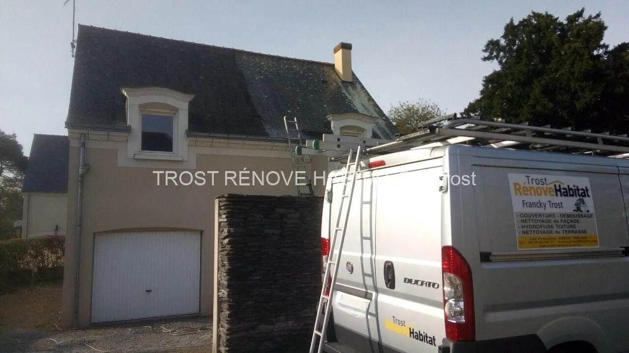 Nettoyage et démoussage d'une toiture à Murs-Érigné