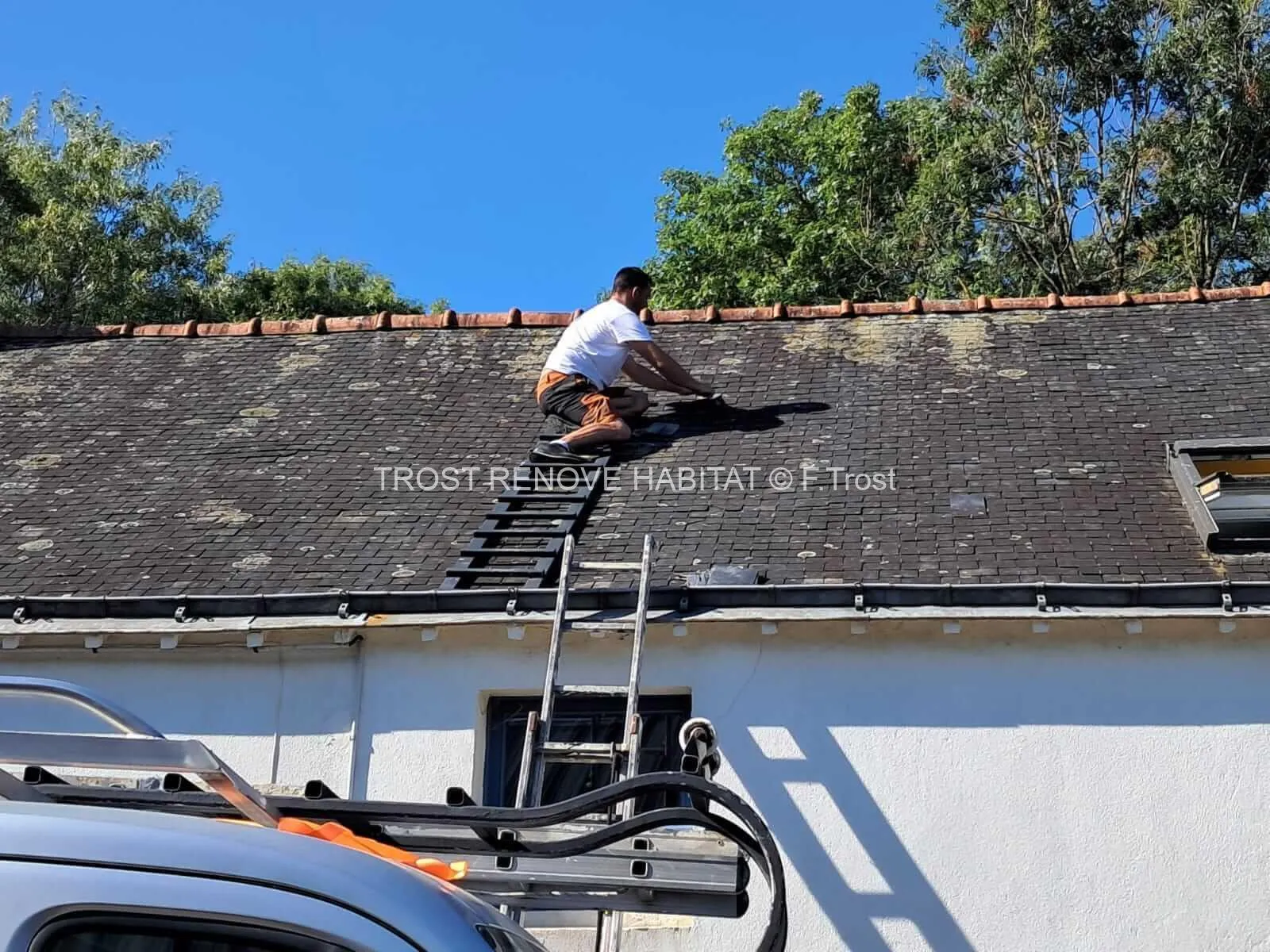 Francky Trost en intervention sur une toiture