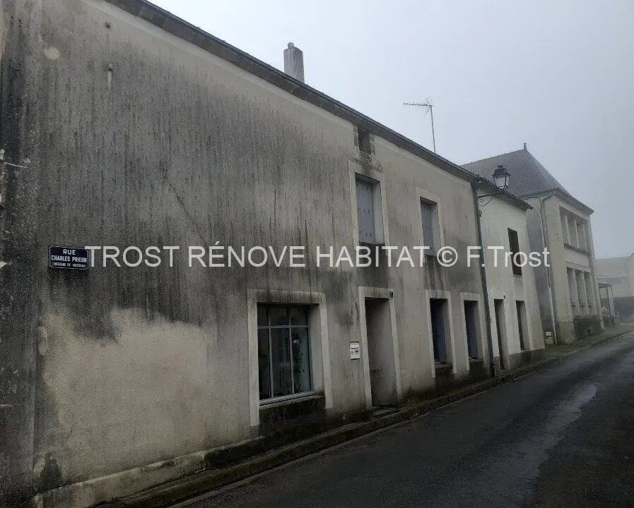 Avant : Nettoyage d'une façade de maison à Valanjou