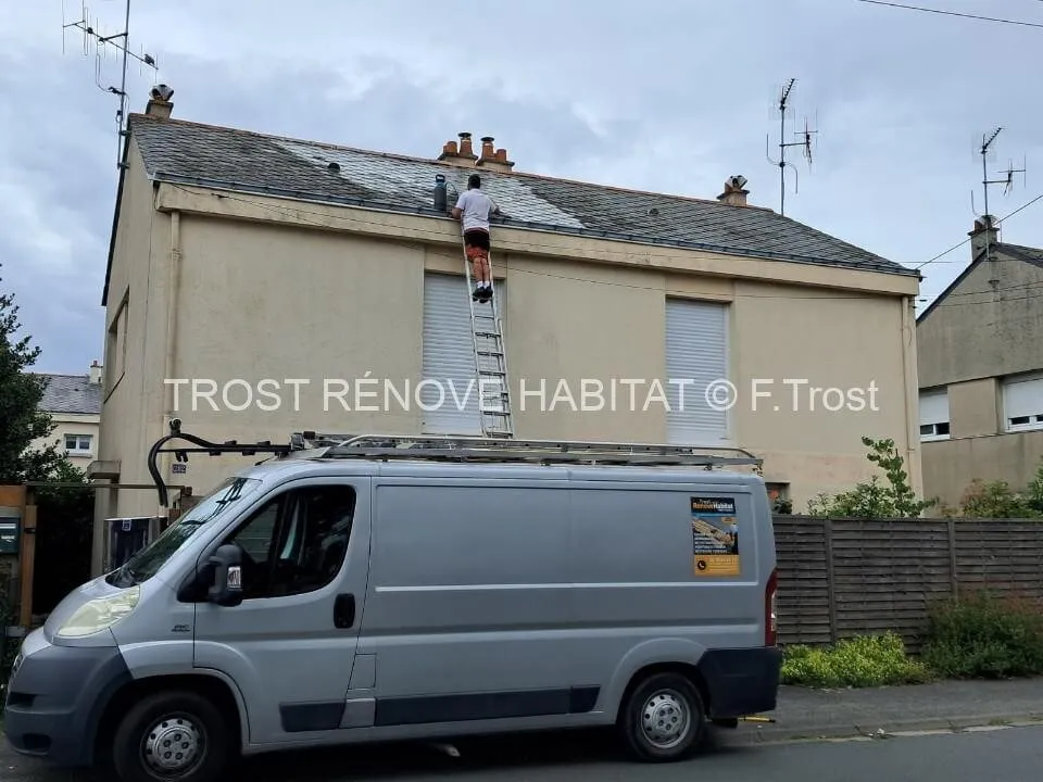 Démoussage d'une toiture en ardoises à Trélazé