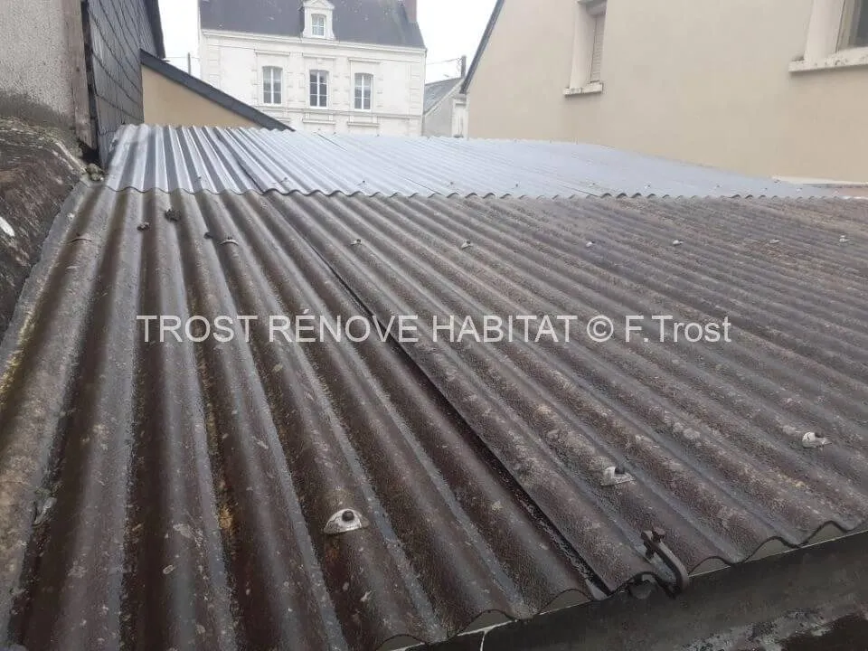 Avant : Remplacement d'une toiture en tôle galvanisée par bac acier, Trélazé