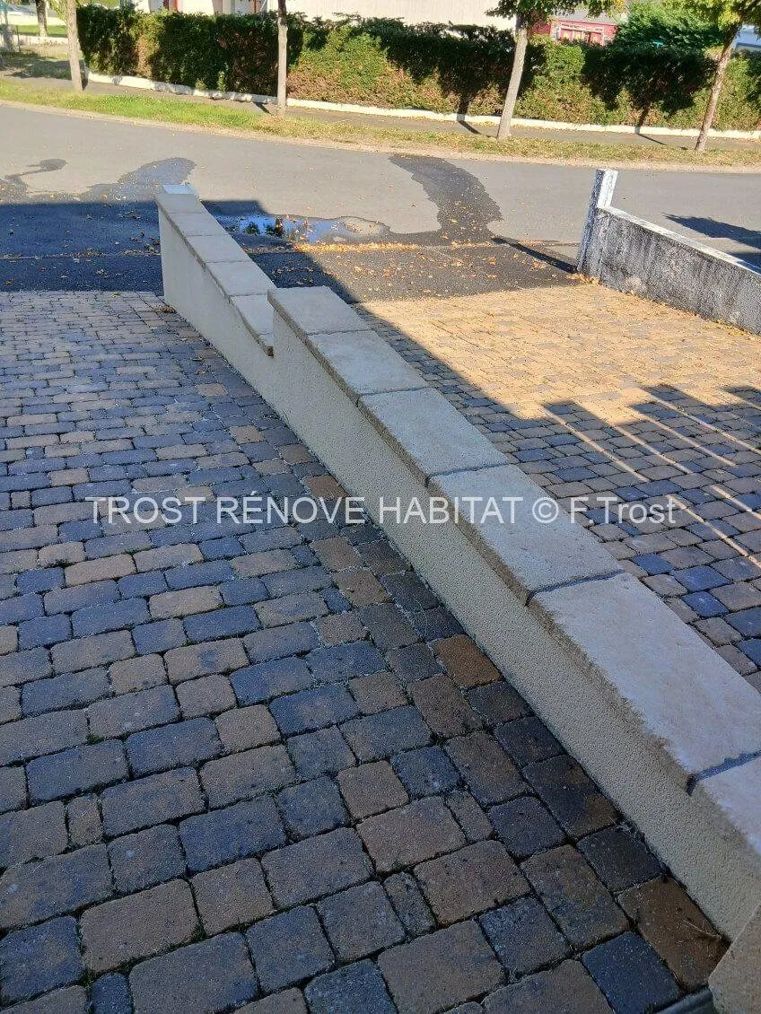 Nettoyage d'un muret et d'une terrasse dallage en pavés, Le Plessis-Macé