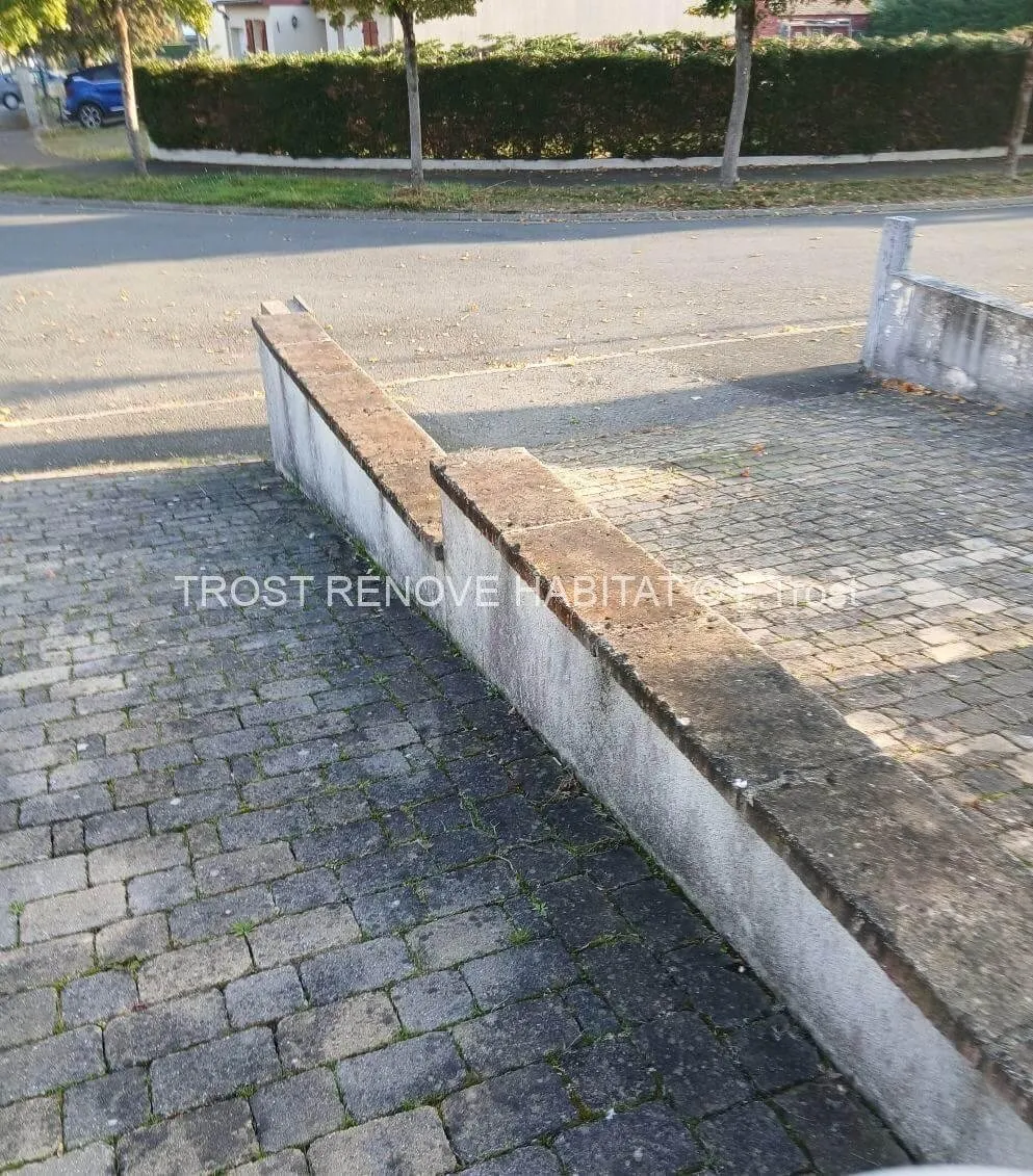 Nettoyage d'un muret et d'une terrasse dallage en pavés, Le Plessis-Macé