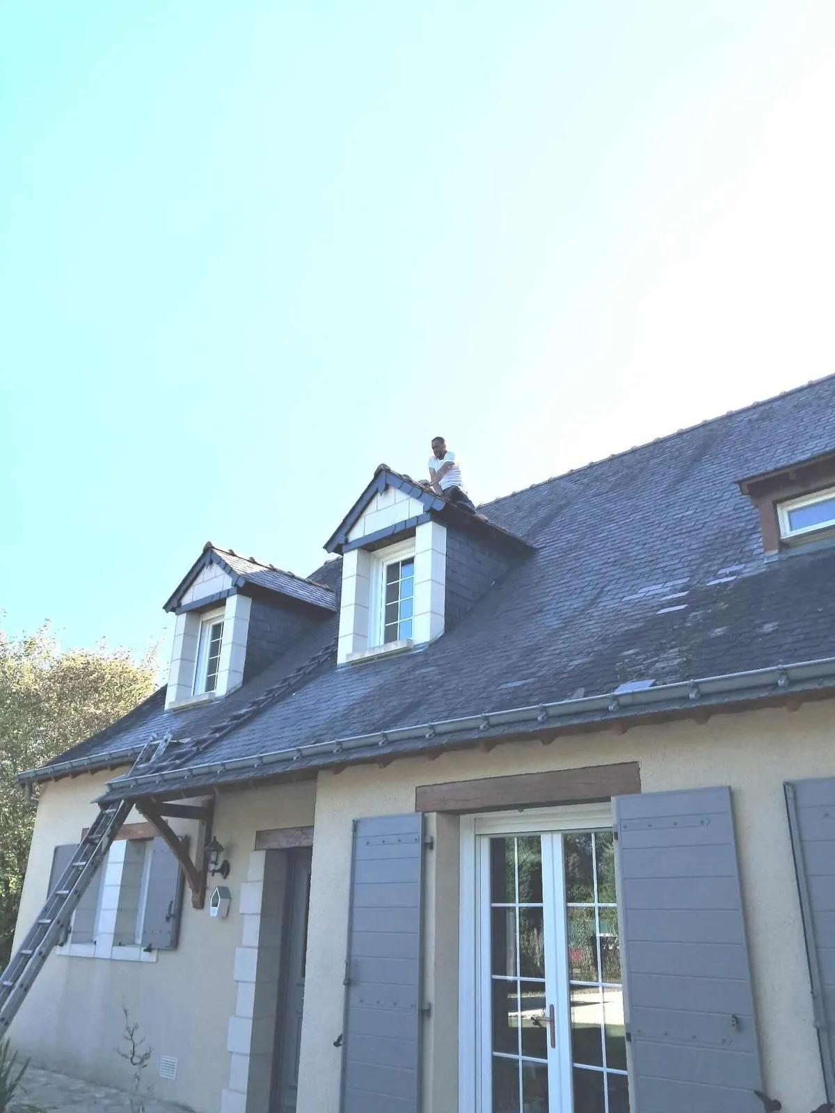 Remplacement d'ardoises cassées sur une toiture, Verrières-en-Anjou