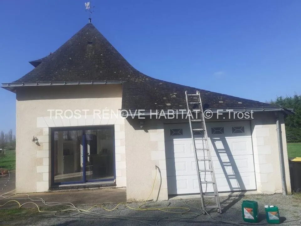 Traitement anti-mousse sur une toiture, Brain-sur-l'Authion