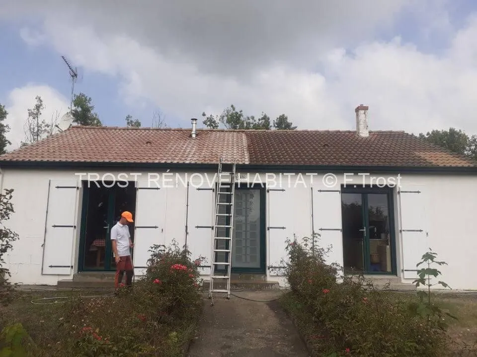 Démoussage d'une toiture en tuiles, Cholet