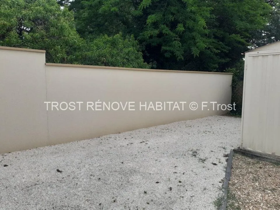 Après : Nettoyage d'un mur de clôture, Sainte-Gemmes-sur-Loire