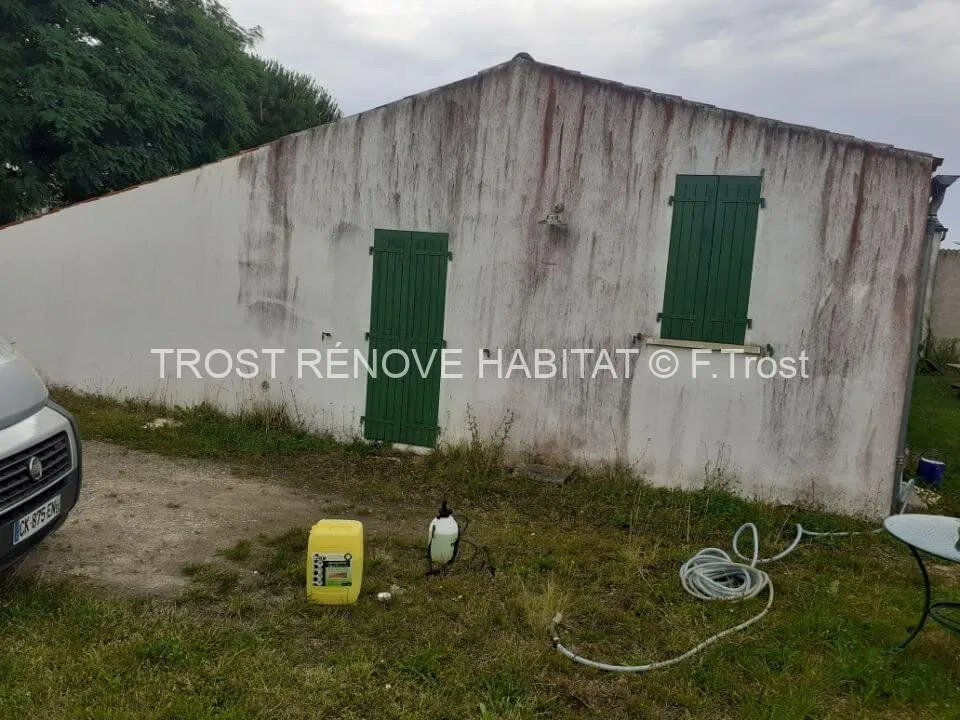 Avant : Nettoyage d'une façade avant mise en peinture à Angers