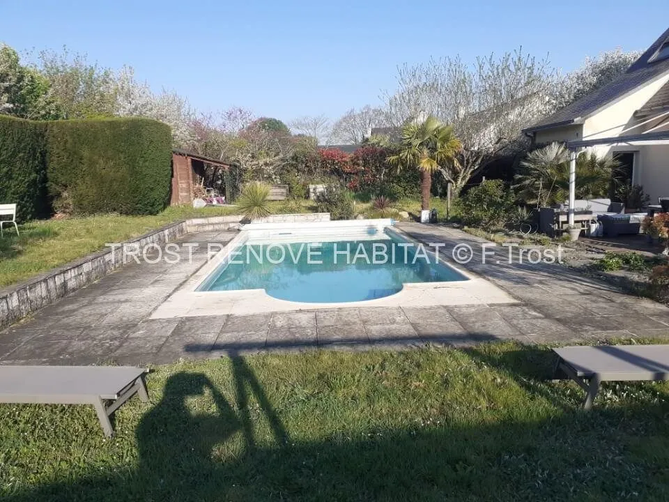 Avant : Nettoyage d'une terrasse et margelles autour d'une piscine, Saint-Martin-du-Fouilloux
