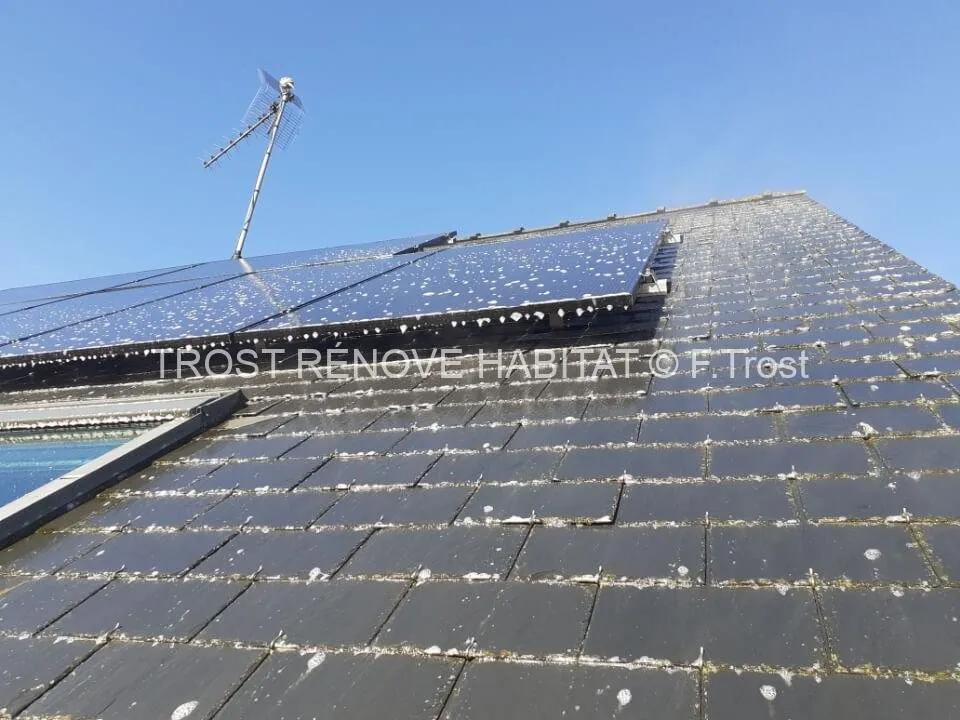 Nettoyage d'une toiture avec panneaux solaires, Angers