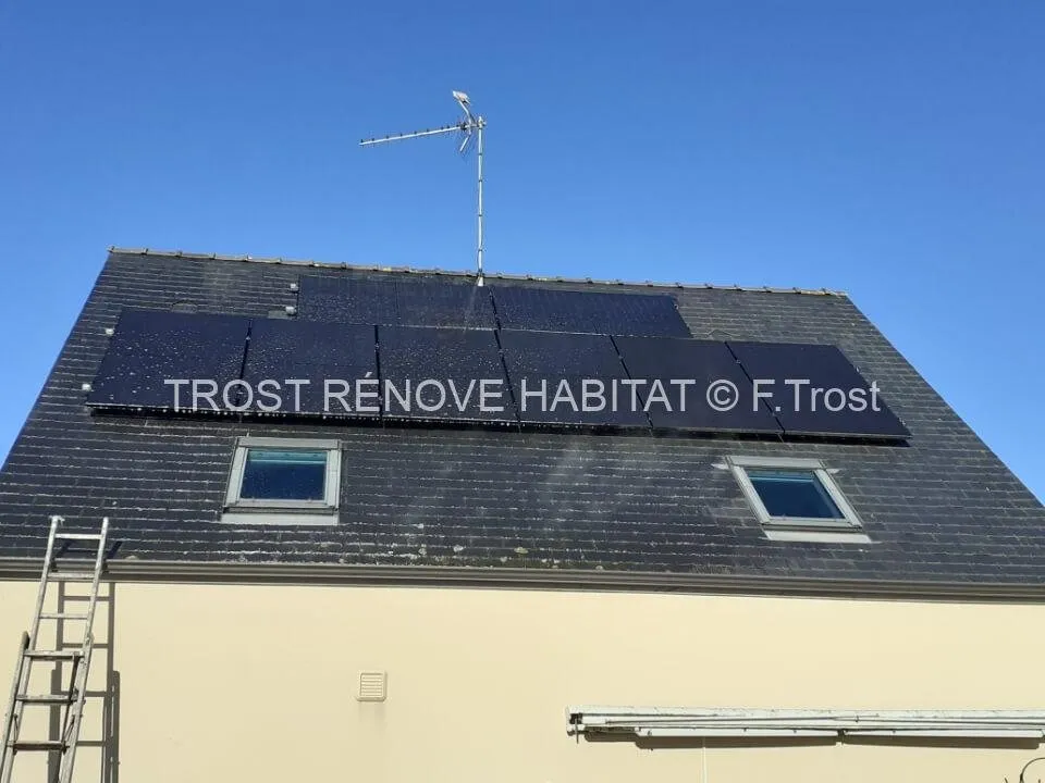 Nettoyage d'une toiture avec panneaux solaires, Angers